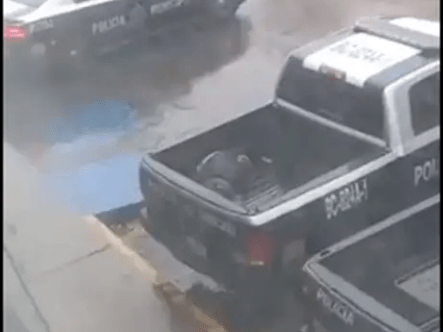 Por trasladarlo en la caja de una patrulla, ciudadano cae y pierde la&nbsp;vida.