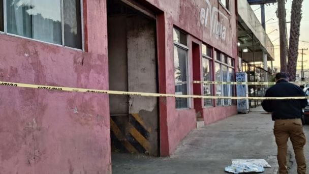 ARROJAN CORONA DE FLORES FRENTE AL DIARIO