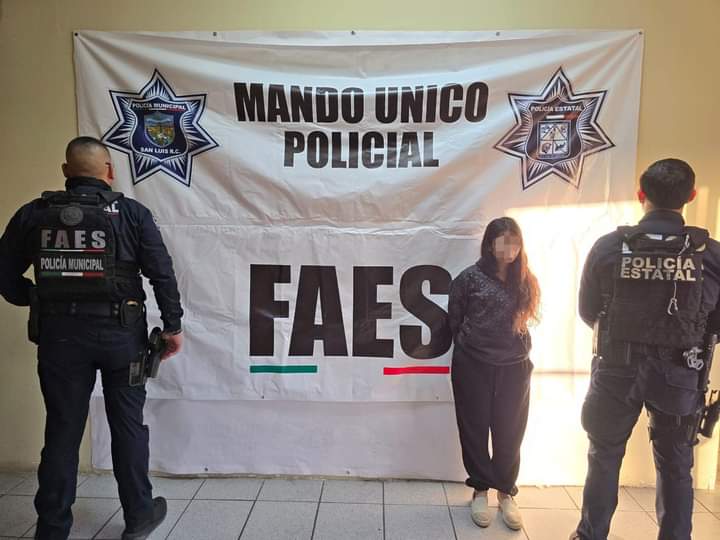 La detienen por infracción de transito y resultó con orden de&nbsp;atención.