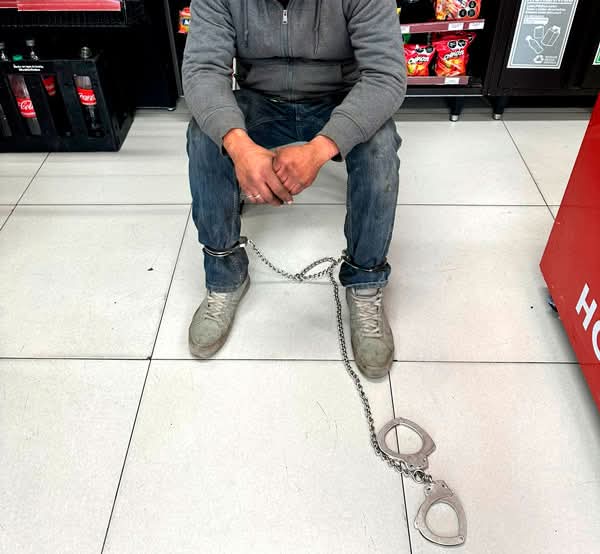 LE PEGAN LEVANTÓN Y ESCAPA.