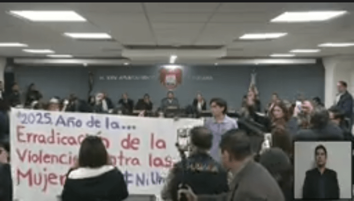 Manifestantes exigen en Cabildo de Tijuana la renuncia de regidor acusado de abuso sexual.