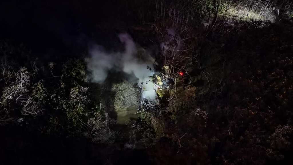 Persecución termina en una volcadura y dos personas calcinadas