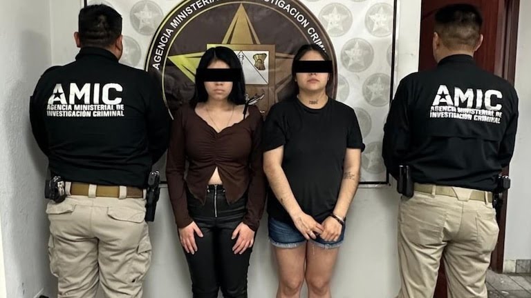 Dos Chicas son acusadas de corrupción de menores.