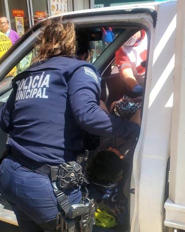 Policías municipales de Tijuana auxilian a mujer en labores de&nbsp;parto.