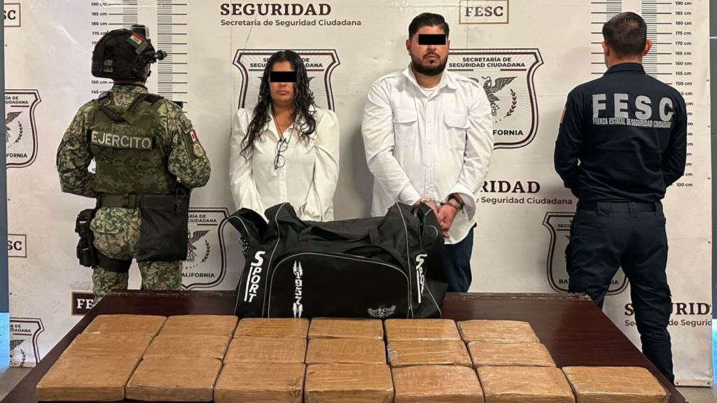 DECOMISAN FUERZA ESTATAL Y DEFENSA CASI 22 KILOS DE COCAÍNA; SON DETENIDOS UNA MUJER Y UN&nbsp;HOMBRE