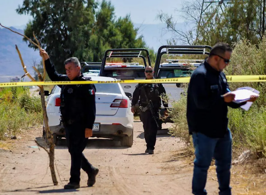 Encuentran a un hombre sin vida dentro de su vehículo sobre carretera a&nbsp;Tijuana