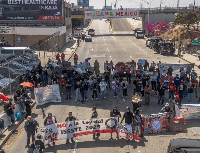 Maestros bloquean salida hacia Tijuana en la Garita El&nbsp;Chaparral