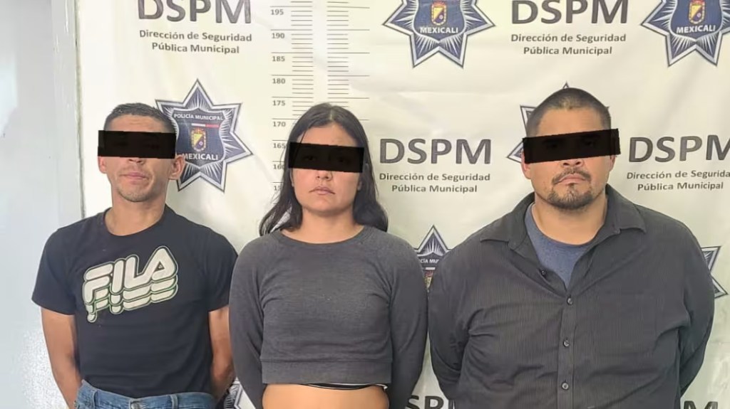 GRUPO ESCUDO DE LA POLICÍA MUNICIPAL DE MEXICALI DETIENE A TRES PERSONAS TRAS REPORTE DE ROBO CON VIOLENCIA A TIENDA&nbsp;OXXO