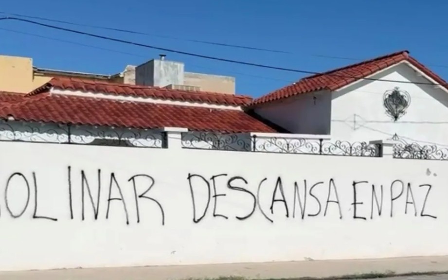 Dejan mensajes y arreglo funerario afuera de la casa del senador de Morena, Javier&nbsp;Corral.
