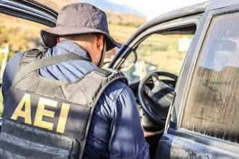 FGE ASEGURA SIETE VEHÍCULOS Y DETIENE A DOS PERSONAS DURANTE CATEO EN TIJUANA
